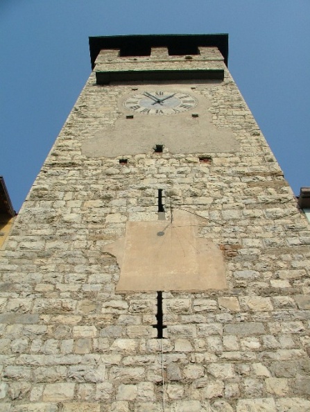 Pisogne Torre del Vescovo dal basso Foto Archivio Bibiolteca.jpg