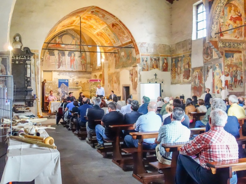 i corni pastorali nella tradizione delle valli alpine Berzo Inferiore  chiesa di S. Lorenzo 002.jpg